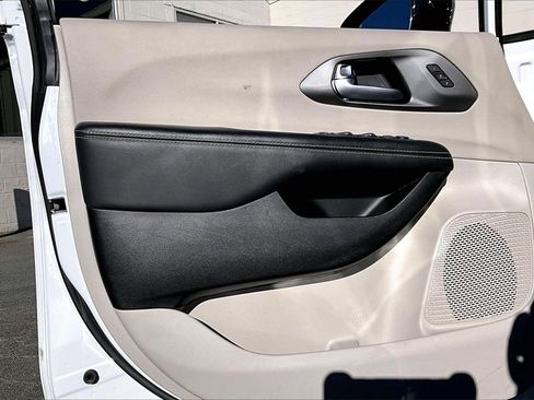 Certified 2024 Chrysler Pacifica Touring-L image 25