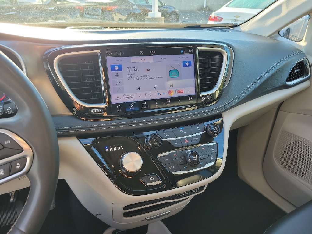 Used 2024 Chrysler Pacifica Limited FWD image 32