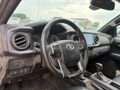 Used 2022 Toyota Tacoma TRD Off-Road w/ TRD Premium Off Road Package AWD/4WD image 13
