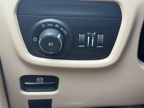 Certified 2023 Jeep Grand Cherokee Limited AWD/4WD image 24