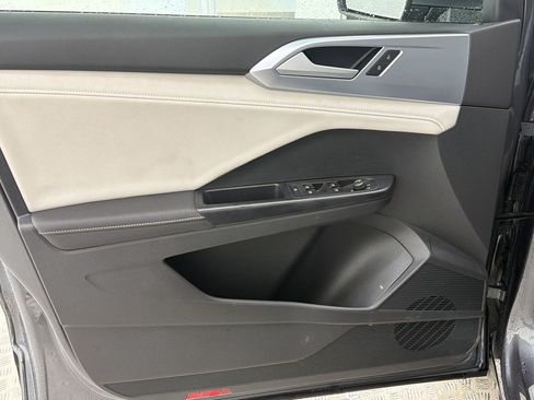 Used 2025 Volkswagen Taos SE w/ Panoramic Sunroof Package FWD image 11