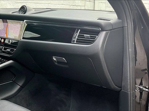 Certified 2025 Porsche Macan AWD/4WD image 19