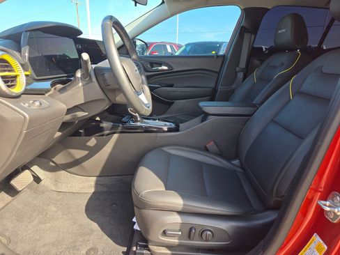 Used 2024 Chevrolet Trax ACTIV w/ Sunroof Package FWD image 9