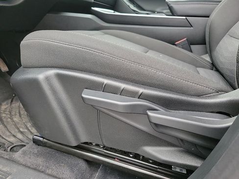 Used 2025 Chevrolet Equinox LT FWD image 12