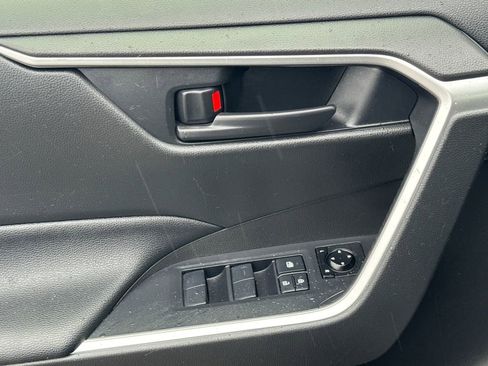 Used 2020 Toyota RAV4 LE image 32