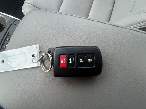 Used 2017 Toyota Camry XLE FWD image 18