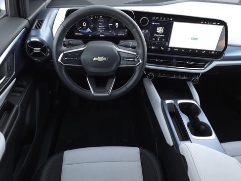 Used 2025 Chevrolet Equinox EV LT image 12