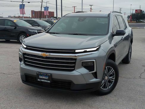 Used 2026 Chevrolet Traverse LT w/ Driver Confidence Package image 1