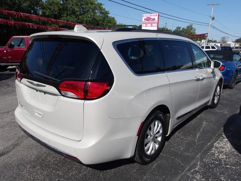 Used 2017 Chrysler Pacifica Touring-L image 6