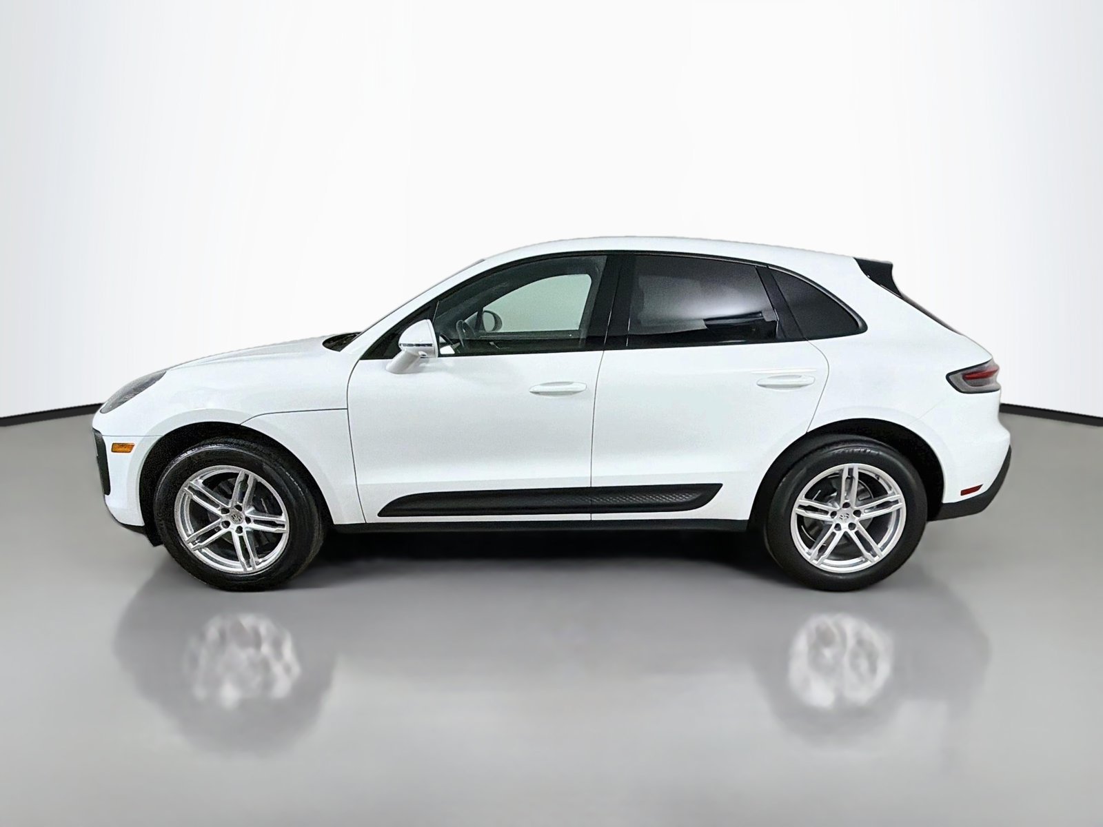 Used 2024 Porsche Macan w/ Premium Plus Package AWD/4WD image 2