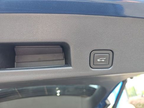 Used 2025 Chevrolet Traverse LT image 12