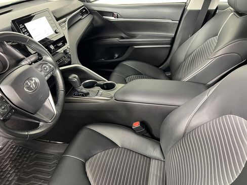 Used 2024 Toyota Camry SE image 4