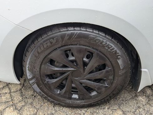 Used 2022 Nissan Versa S FWD image 12