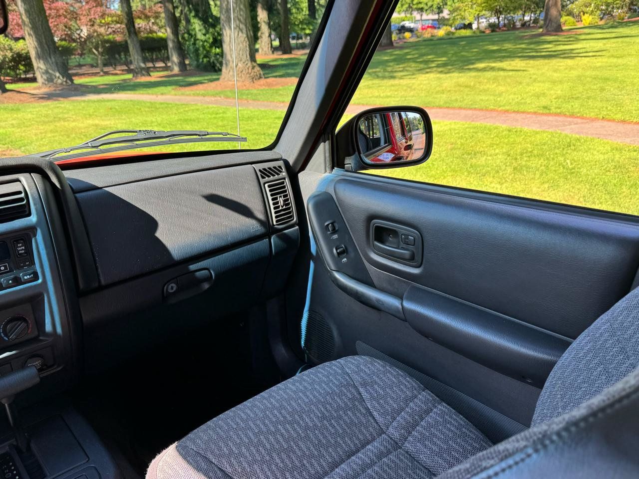 Used 2000 Jeep Cherokee Sport AWD/4WD image 24