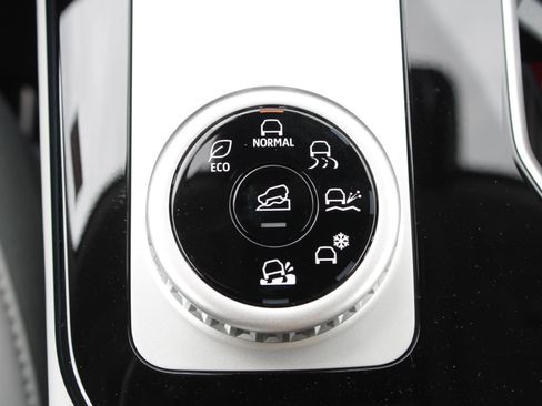 New 2025 Mitsubishi Outlander SE image 24