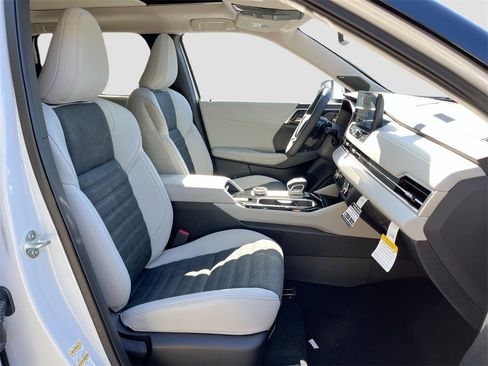 New 2025 Mitsubishi Outlander SE image 30