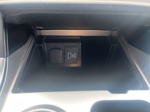 Used 2022 Ford Explorer XLT w/ Equipment Group 202A image 33