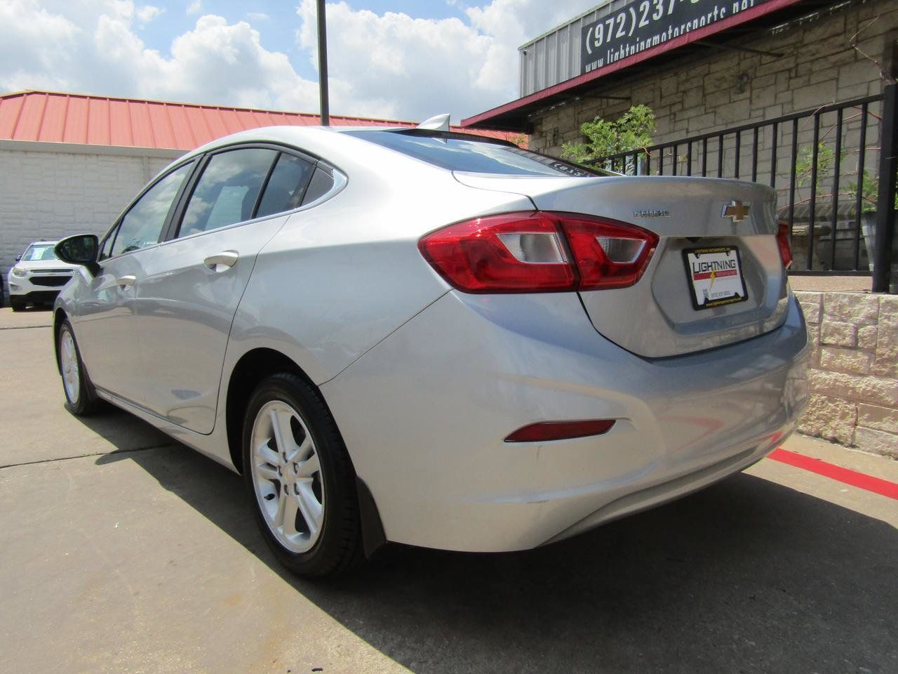Used 2017 Chevrolet Cruze LT FWD image 3