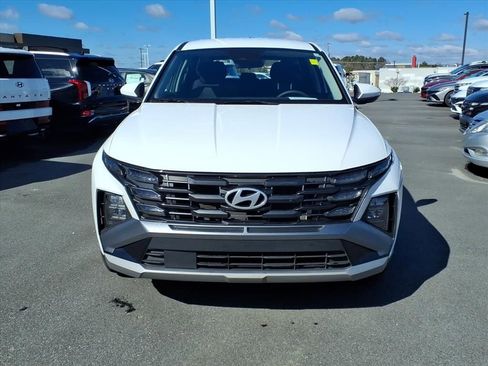 Certified 2025 Hyundai Tucson SE image 2