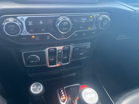 Used 2020 Jeep Wrangler Unlimited Sahara AWD/4WD image 15