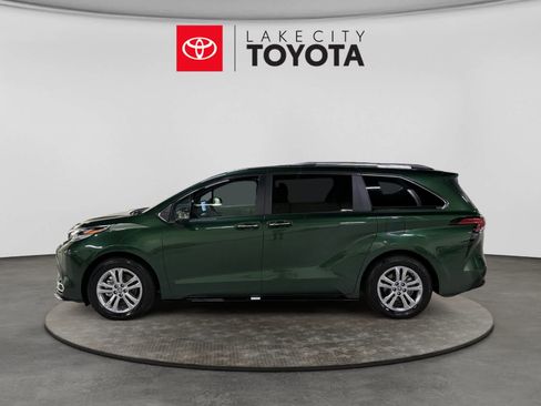 Used 2023 Toyota Sienna Platinum AWD/4WD image 3