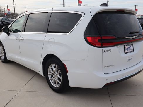 Used 2024 Chrysler Pacifica Touring-L image 8