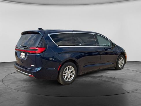 Used 2023 Chrysler Pacifica Touring-L FWD image 10