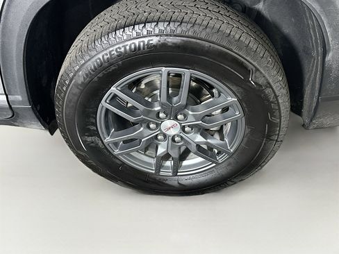 Used 2025 GMC Acadia Elevation image 11