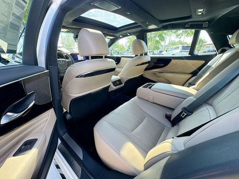 Used 2023 Lexus LS 500 w/ Interior Upgrade Package image 32