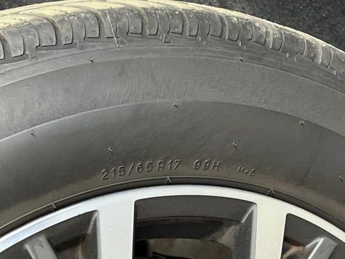 Used 2019 Volkswagen Tiguan SE image 41