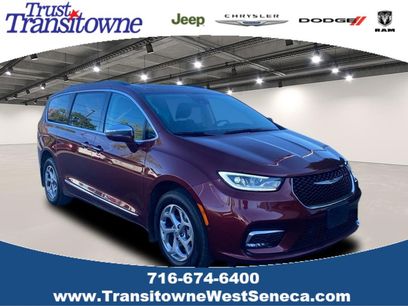 Used 2022 Chrysler Pacifica Limited w/ Uconnect Theater Family Group