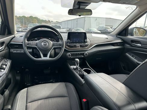 Used 2024 Nissan Altima 2.5 SV image 10