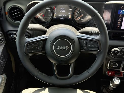 Used 2025 Jeep Gladiator Mojave w/ Convenience Group AWD/4WD image 16