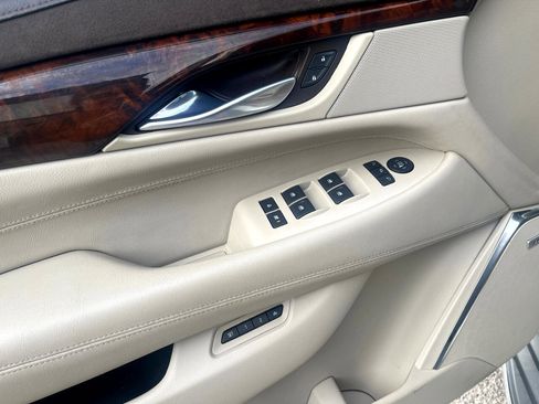 Used 2015 Cadillac Escalade Luxury image 12