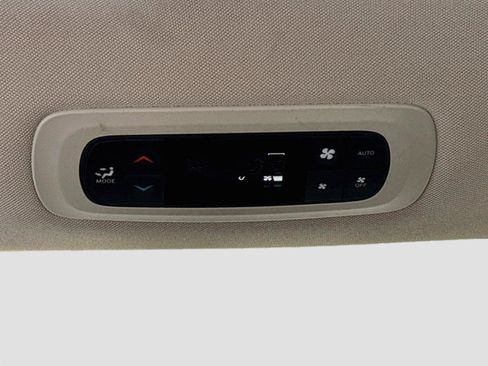 Used 2023 Chrysler Pacifica Touring-L FWD image 23
