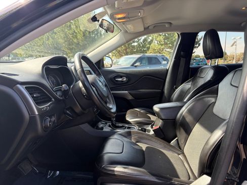 Used 2019 Jeep Cherokee Latitude Plus w/ Cold Weather Group AWD/4WD image 12