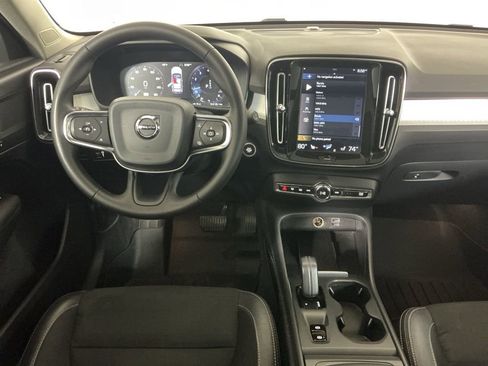 Used 2020 Volvo XC40 T4 Momentum image 10