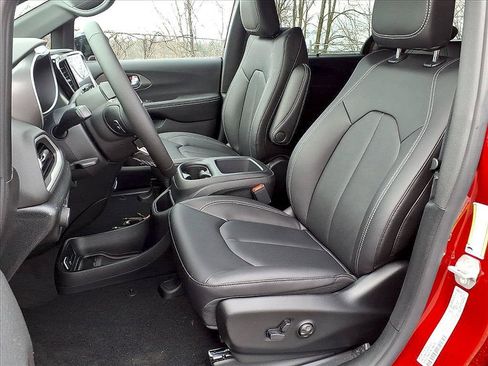 New 2026 Chrysler Voyager LX FWD image 5