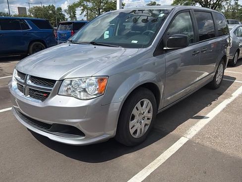 Used 2019 Dodge Grand Caravan SE w/ UConnect Hands-Free Group FWD image 1