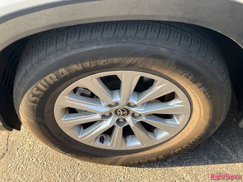 Certified 2024 Toyota Grand Highlander AWD image 8