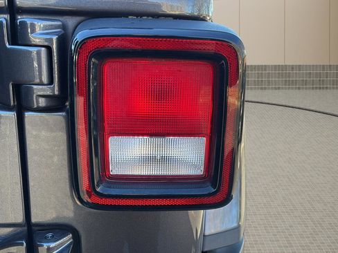 Used 2018 Jeep Wrangler Unlimited Sahara image 13