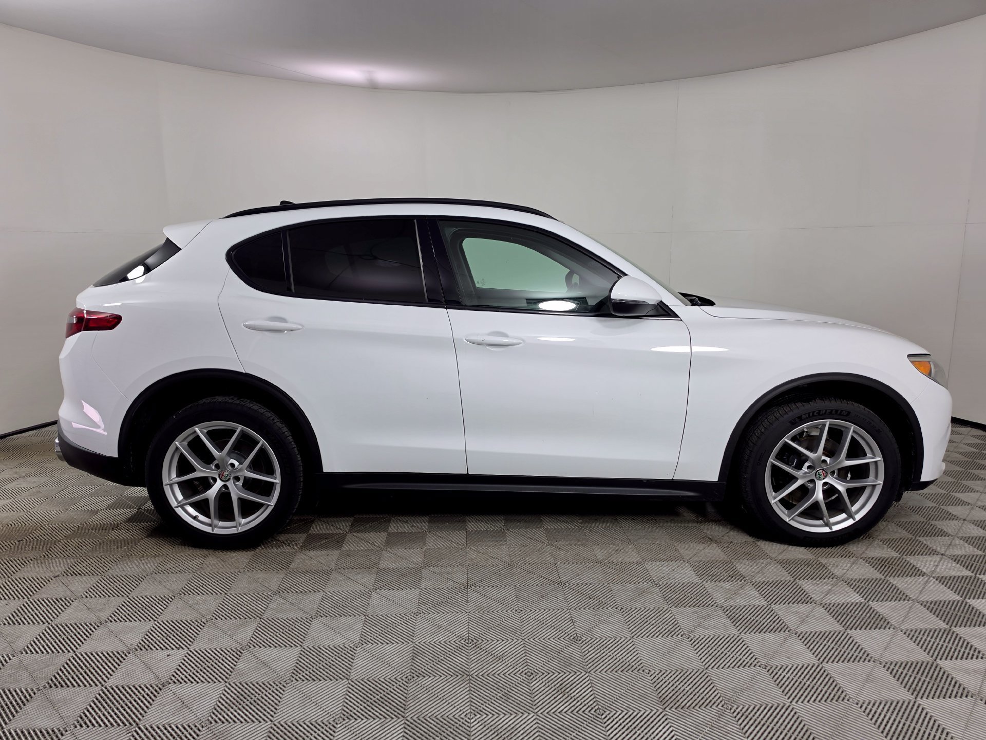 Used 2019 Alfa Romeo Stelvio Sport w/ Quick Order Package 22J Sport AWD/4WD image 8