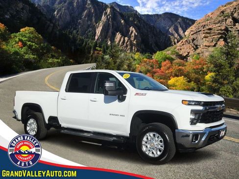 Used 2024 Chevrolet Silverado 2500 LT image 1