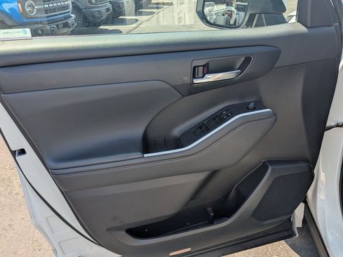 Used 2022 Toyota Highlander XLE AWD/4WD image 15