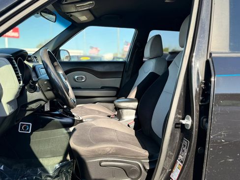 Used 2018 Kia Soul image 11