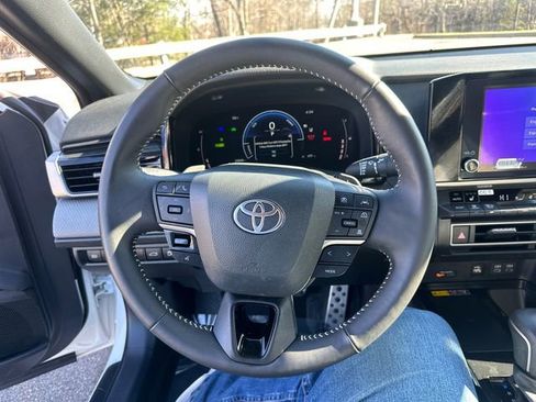 Used 2025 Toyota Camry SE w/ Convenience Package image 32