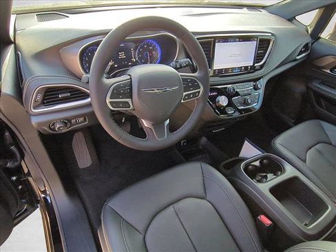 New 2026 Chrysler Pacifica Select image 4
