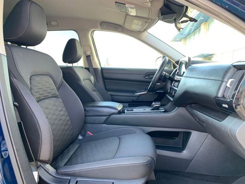 Used 2025 Nissan Pathfinder SV image 38