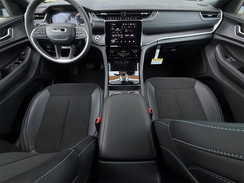 New 2025 Jeep Grand Cherokee Altitude image 9