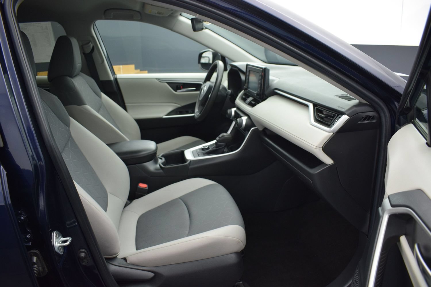 Used 2022 Toyota RAV4 XLE AWD/4WD image 10